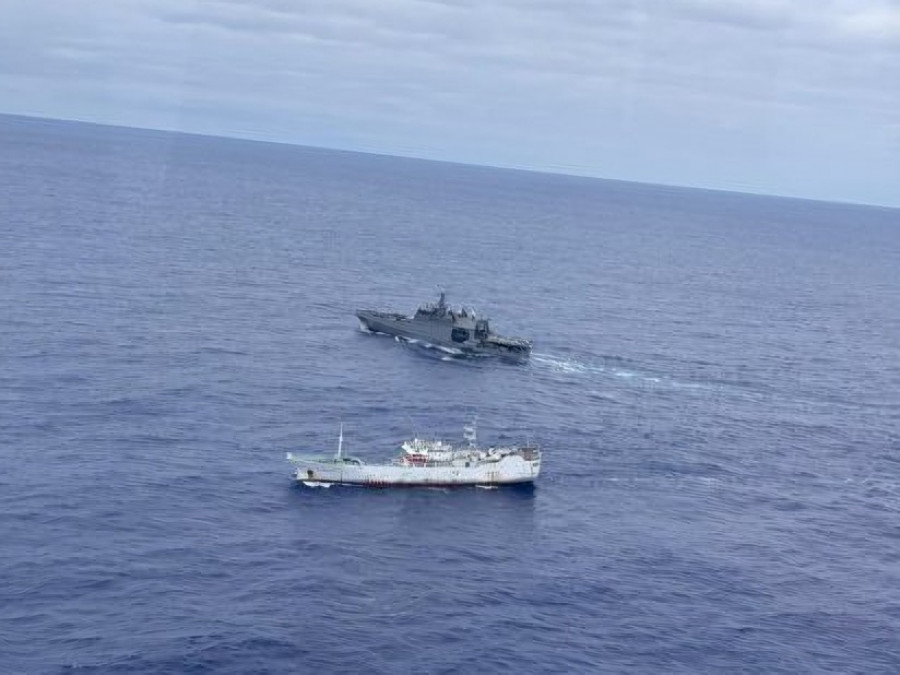 El patrullero oceánico OPV 82 Comandante Toro fiscalizando un pesquero en la operación de vigilancia oceánica en las cercanías de las Islas Desventuradas Firma Armada de Chile