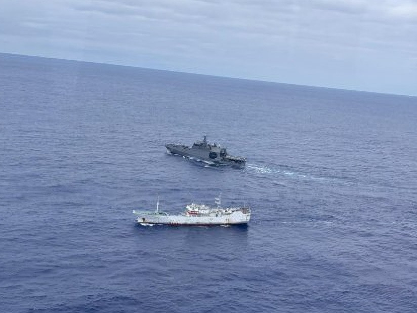 El patrullero oceánico OPV 82 Comandante Toro fiscalizando un pesquero en la operación de vigilancia oceánica en las cercanías de las Islas Desventuradas Firma Armada de Chile