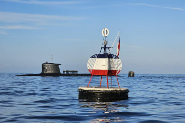 El submarino SS 23 OHiggins rinde honores a la boya Esmeralda en su arribo a la rada de Iquique Firma Armada de Chile