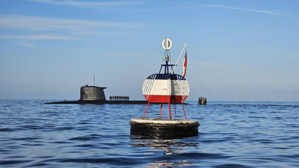 El submarino SS 23 OHiggins rinde honores a la boya Esmeralda en su arribo a la rada de Iquique Firma Armada de Chile