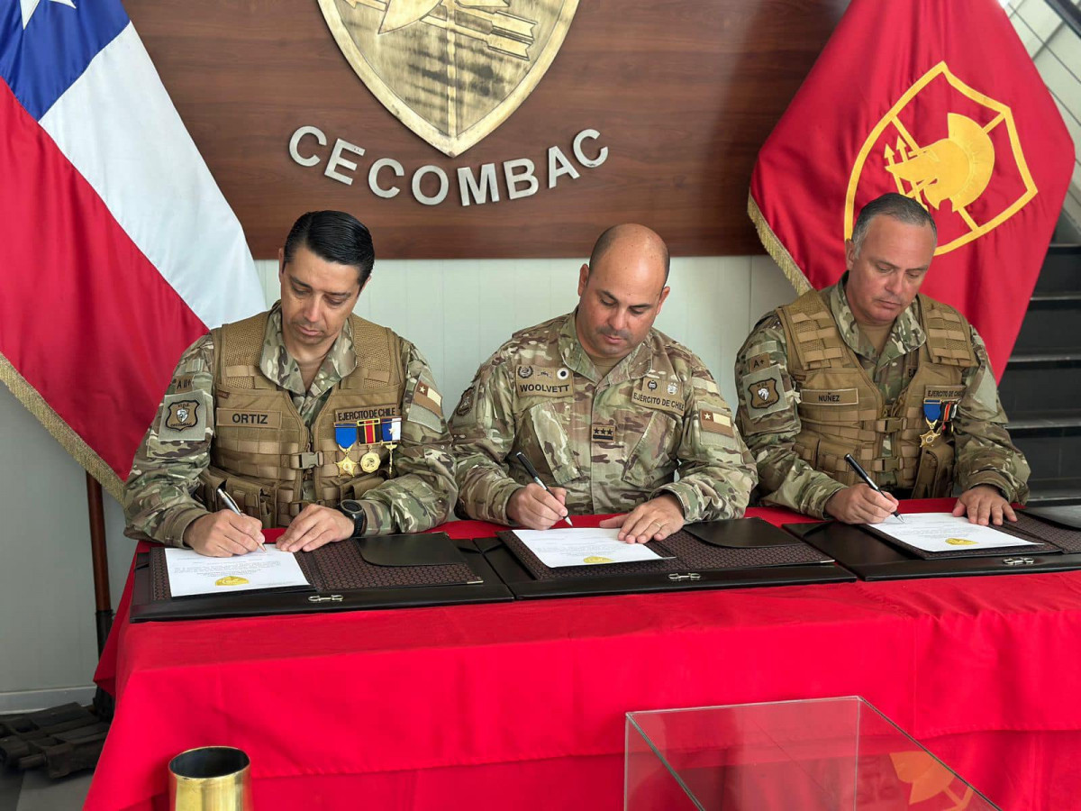 Firma de actas de cambio de mando en el Cecombac Foto VI Divisiu00f3n del Eju00e9rcito de Chile