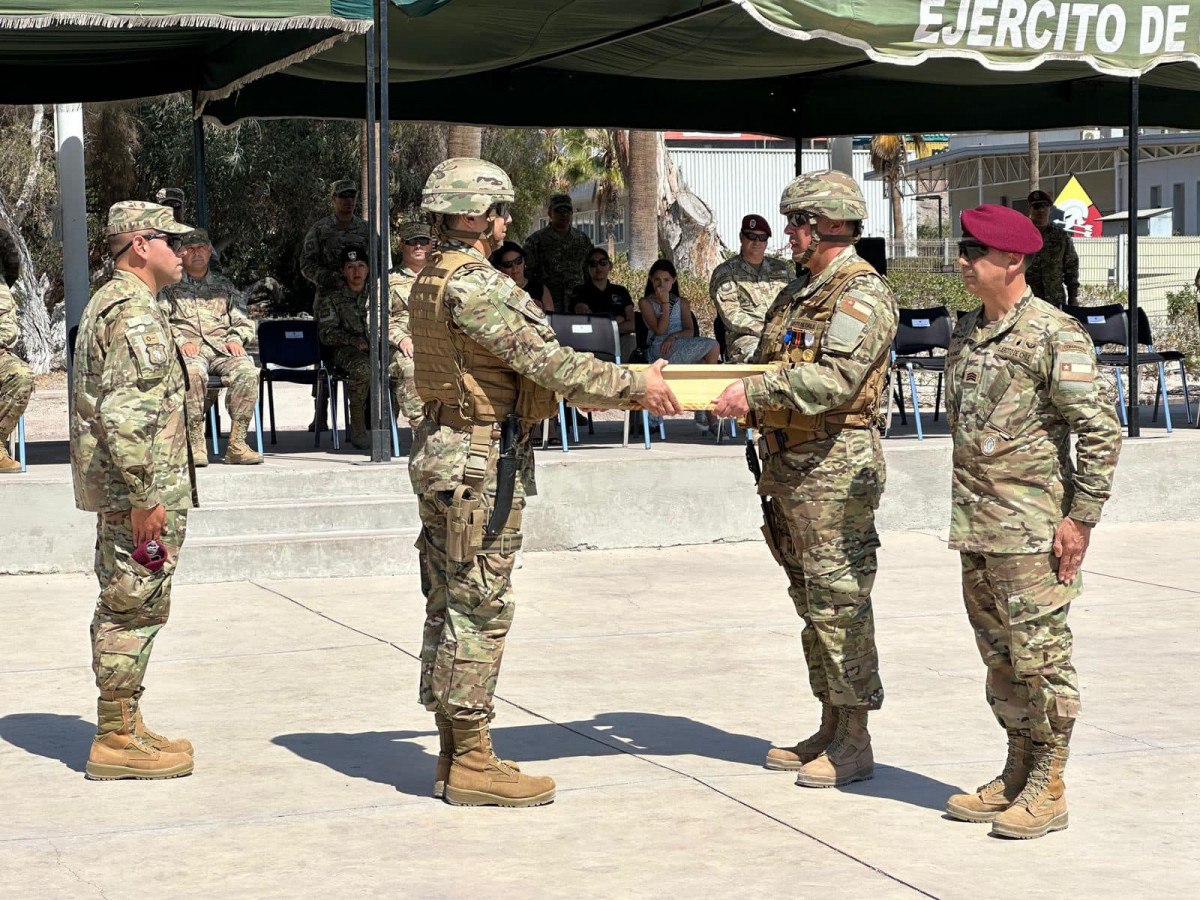 Entrega de gallardete de mando al coronel Ortiz Firma VI Divisiu00f3n del Eju00e9rcito de Chile