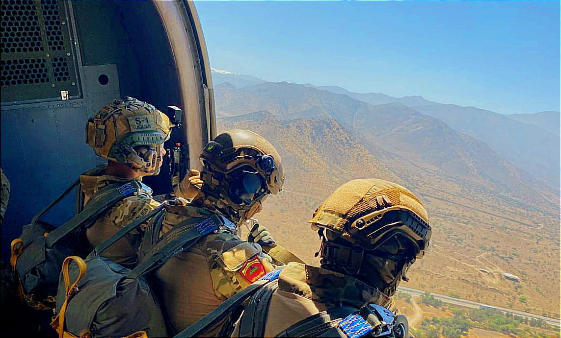 Los alumnos del curso de Jefe de Salto 2024 con equipo de salto de paracaidista en un helicu00f3ptero Firma Eju00e9rcito de Chile