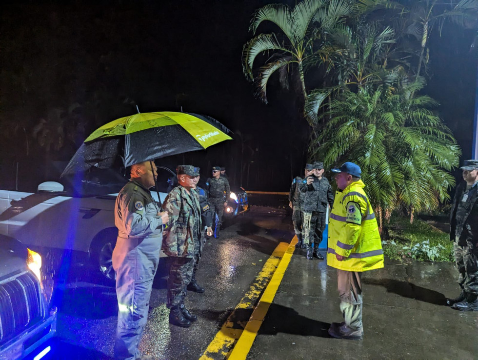 Cúpula de Defensa de Honduras recorrió la zona afectada por el huracán Sara