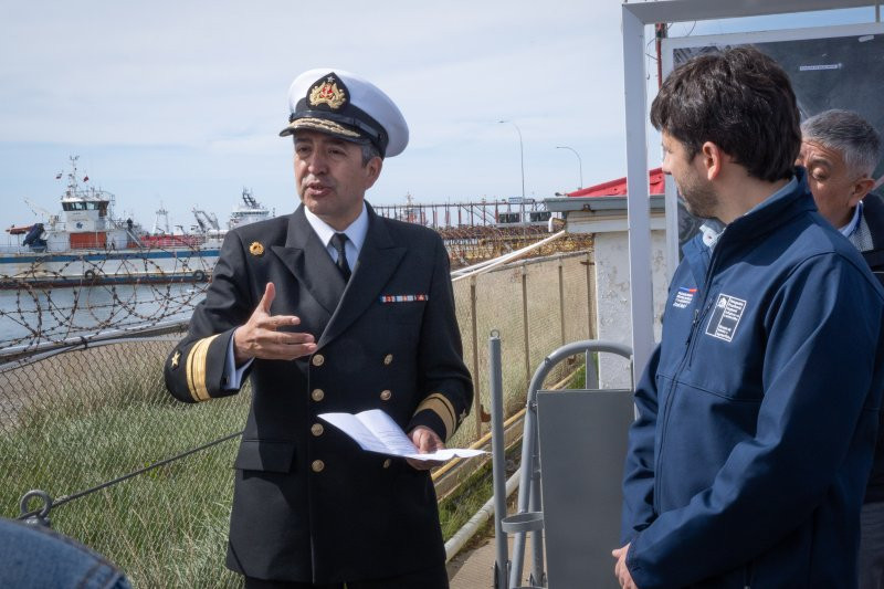 Contraalmirante Jorge Castillo y delegado regonal presidencial Josu00e9 Ruiz Firma Armada de Chile