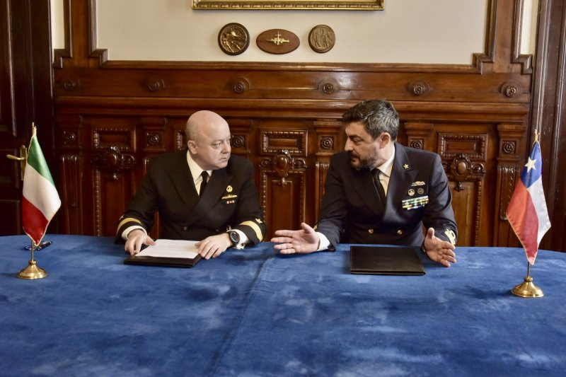 Comodoro José Agustín Pájaro y contraalmirante Antonino Franza Firma Armada de Chile