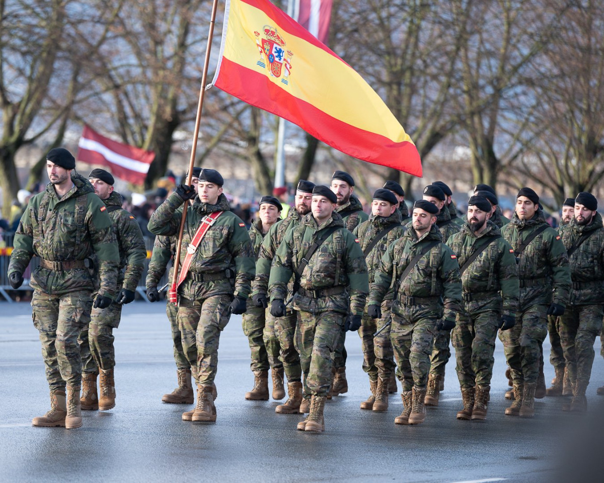 Militares españoles desfilan en Letonia