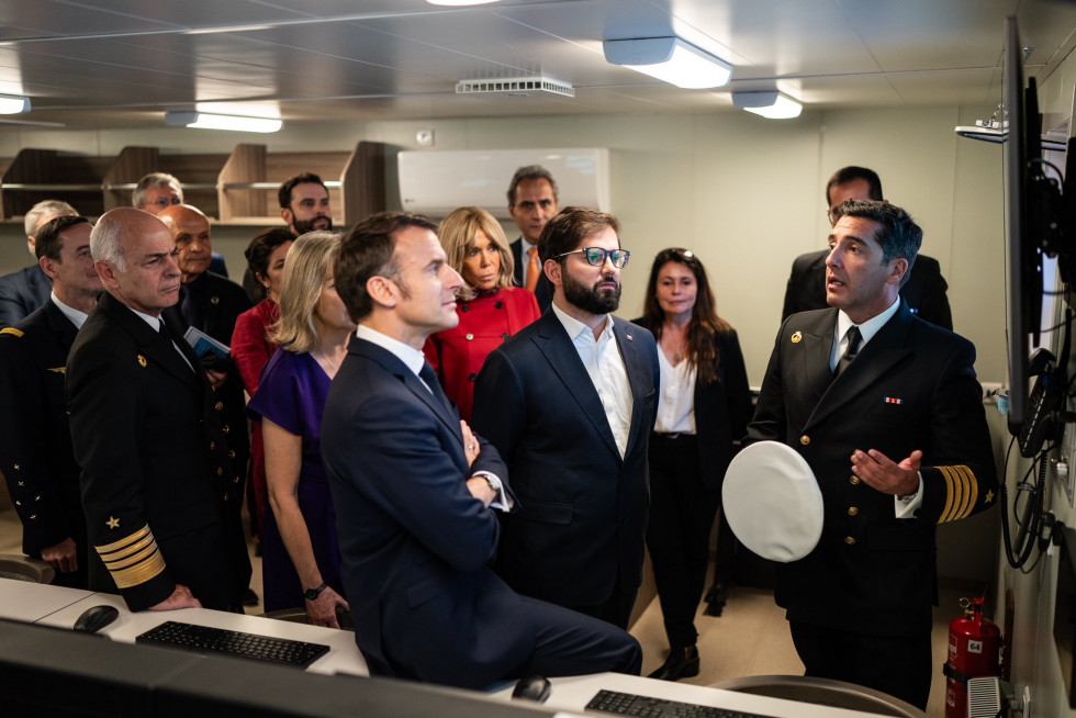 Los presidentes Emmanuel Macron y Gabriel Boric participan en una exposición de las capacidades del rompehielos Almirante Viel Firma Armada de Chile