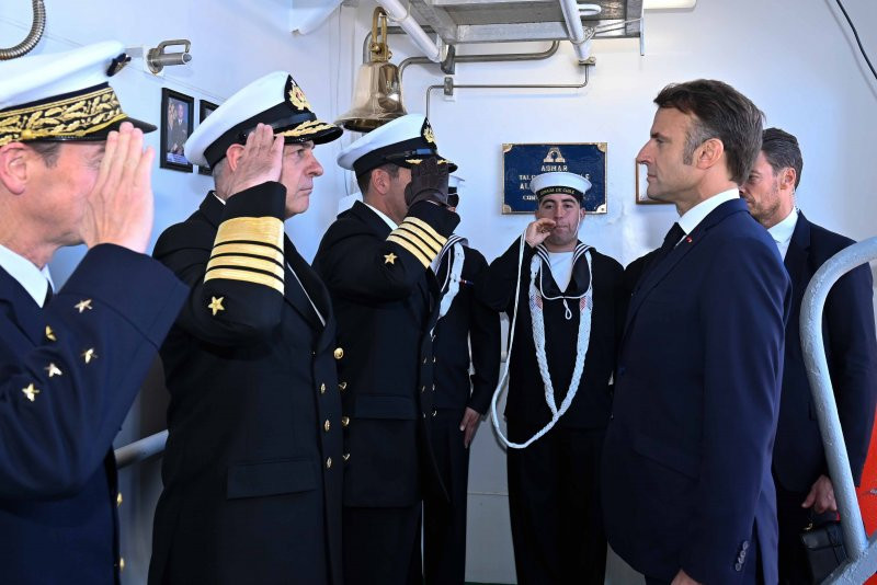 El presidente Emmanuel Macron recibe el saludo del almirante Juan Andru00e9s De la Maza en el portalu00f3n del rompehielos Almirante Viel Firma Armada de Chile