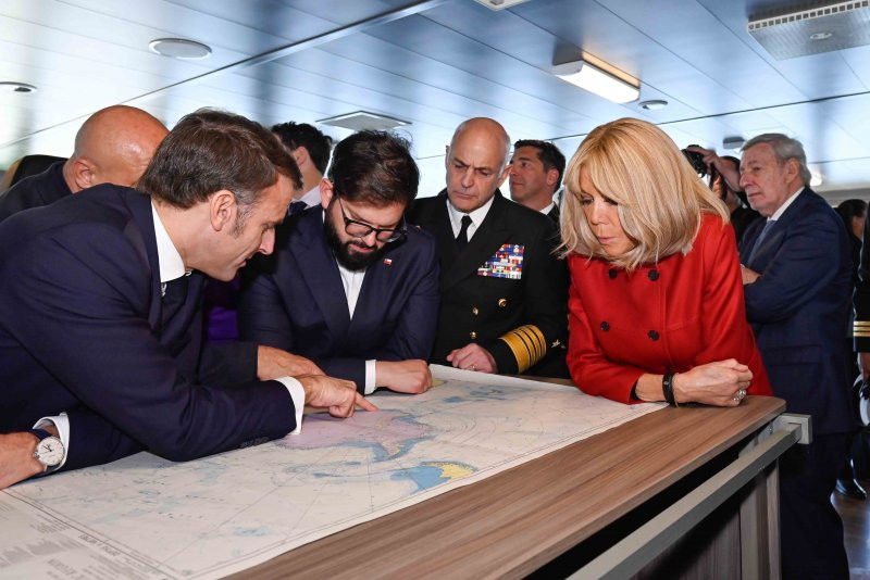 Los presidentes Macron y Boric revisan una carta nu00e1utica en el puente de mando del rompehielos Viel Firma Armada de Chile