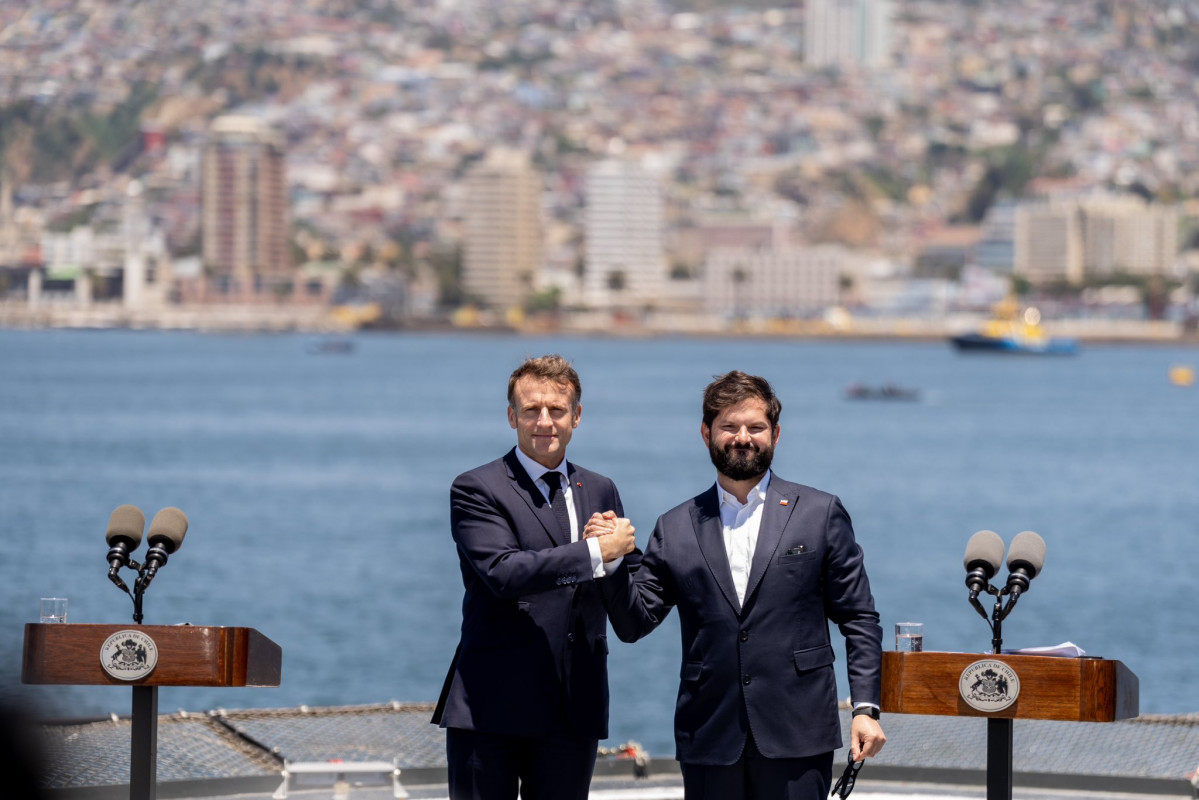 Los presidentes Emmanuel Macron y Gabriel Boric se estrechan las manos en la actividad en el rompehielos Almirante Viel Firma Prensa Presidencia de Chile