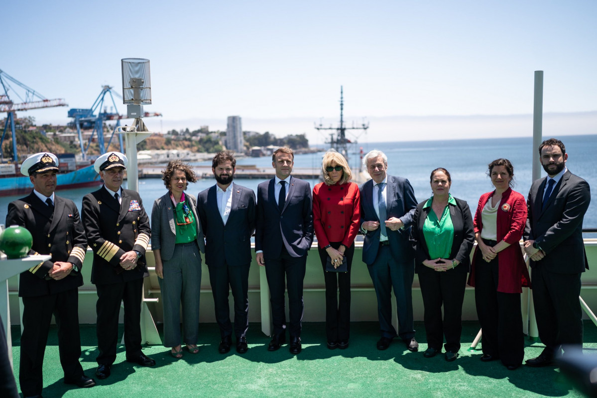 Autoridades de los dos pau00edses en el rompehielos Almirante Viel Firma Prensa Presidencia de Chile