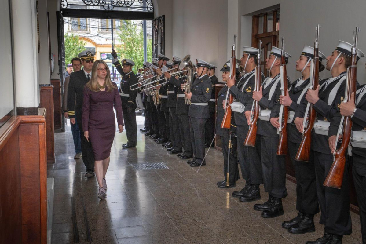 La embajadora Meehan recibe  honores de la guardia de la Tercera Zona Naval de la Armada de Chile Firma Embajada de Estados Unidos en Chile