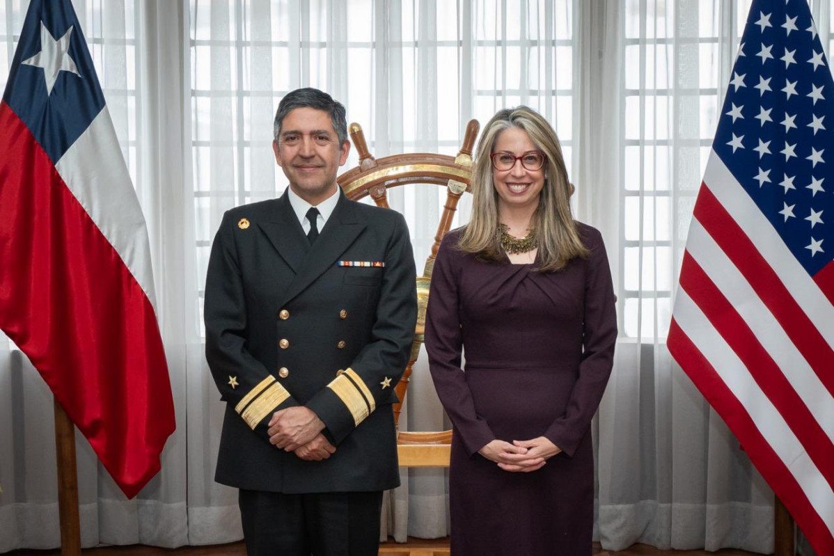 Contraalmirante Jorge Castillo y embajadora Bernardette Meehan Firma Embajada de Estados Unidos en Chile