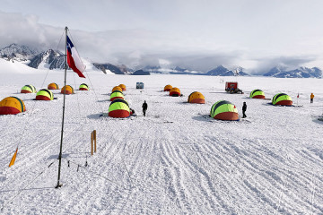 Carpas emplazadas en la Estación Científica Antártica Conjunta Glaciar Unión en una anterior campaña Firma Estado Mayor Conjunto de Chile