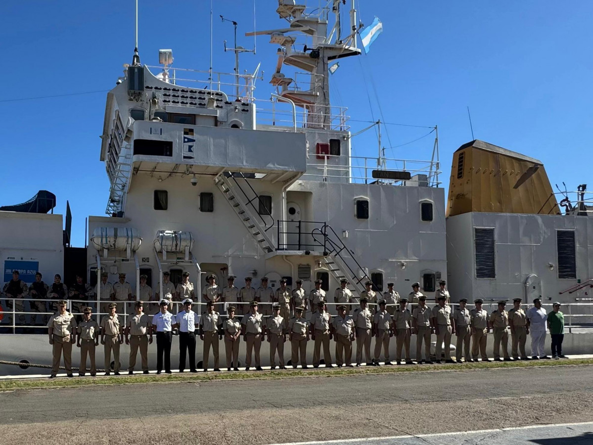 Los oficiales y la dotación del GC 24 Mantilla Firma Armada de Chile