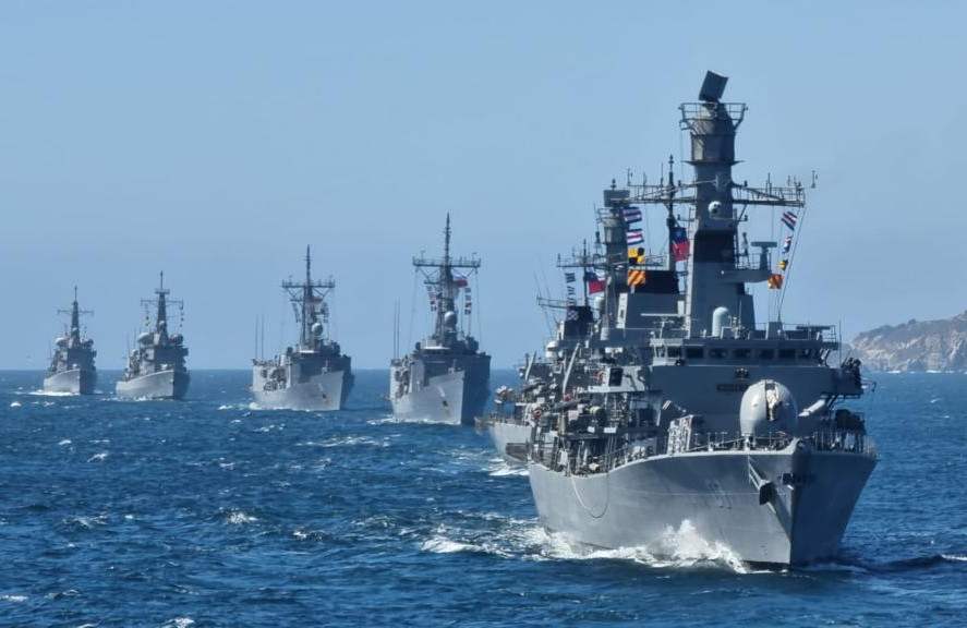 Buques de la Escuadra Nacional en navegación en la bahía de Valparaíso Firma Armada de Chile 002