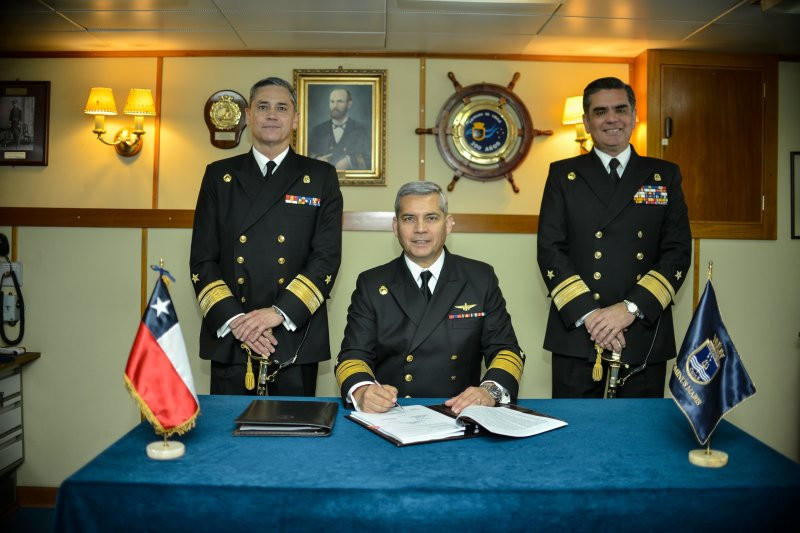 Contraalmirante Daniel Muu00f1oz vicealmirante Claudio Maldonado y contraalmirante Mauricio Arenas en la firma de actas de cambio de mando de la Escuadra Nacional Firma Armada de Chile