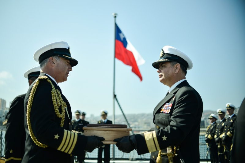 El contraalmirante Arenas recibe el gallardete que lo acompau00f1u00f3 en su mando de un au00f1o al frente de la Escuadra Nacional Firma Armada de Chile