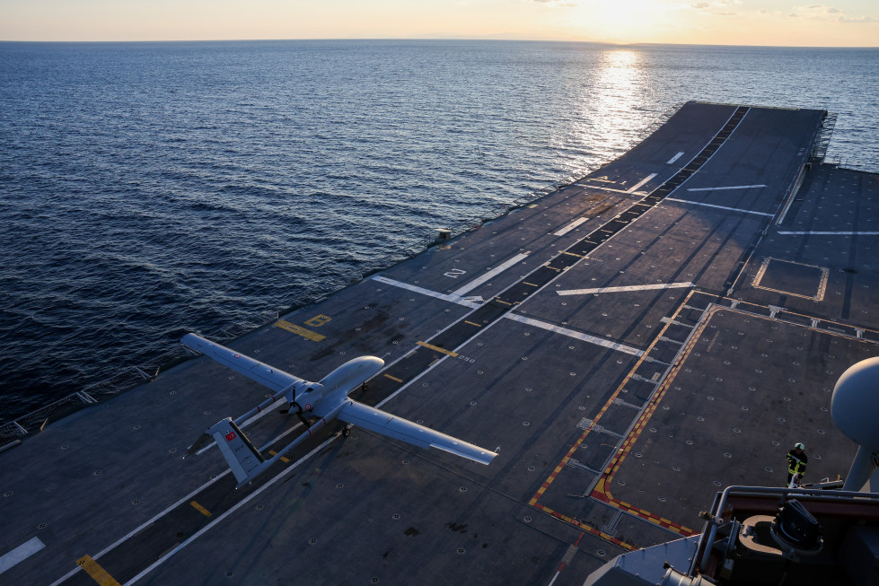 El UCAV TB3 en la cubierta del buque TCG Anadolu. Foto. Baykar