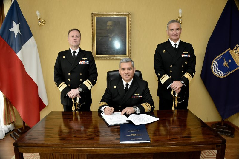 Cambio de mando en la Aviaciu00f3n Naval Firma Armada de Chile 002