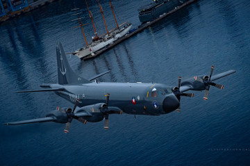 Avión de exploración aeromarítima y lucha antisubmarina Lockheed Martin P 3ACH Orion de la Armada de Chile sobrevolando el molo de abrigo de Valparaíso Firma Instagram @Flyviperforworld