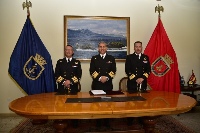 Capitu00e1n de navu00edo IM Daniel Opazo vicealmirante Claudio Maldonado y contraalmirante IM Jorge Keitel en la firma de actas de cambio de mando Foto Armada de Chile