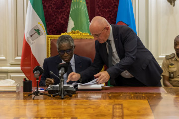 Momento de la reunión encabezada por el vicepresidente de Guinea Ecuatorial, Teodoro Nguema Obiang Mangué, y el representante e Airbus Helicopters Eric Guilles. Foto. Vicepresidencia Guinea Ecuatori