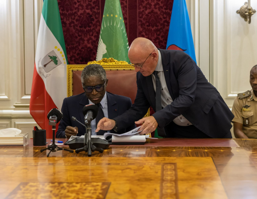 Momento de la reunión encabezada por el vicepresidente de Guinea Ecuatorial, Teodoro Nguema Obiang Mangué, y el representante e Airbus Helicopters Eric Guilles. Foto. Vicepresidencia Guinea Ecuatori