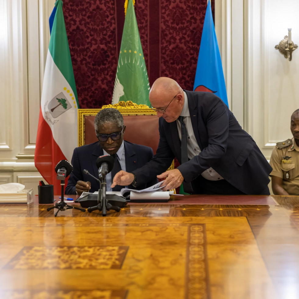 Momento de la reunión encabezada por el vicepresidente de Guinea Ecuatorial, Teodoro Nguema Obiang Mangué, y el representante e Airbus Helicopters Eric Guilles. Foto. Vicepresidencia Guinea Ecuatori