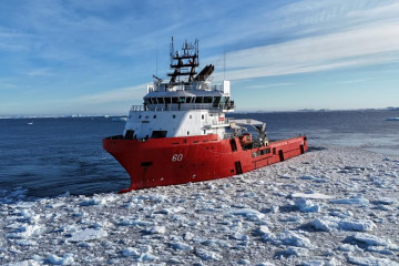 ATF 60 Lientur en la Antártica Firma Armada de Chile