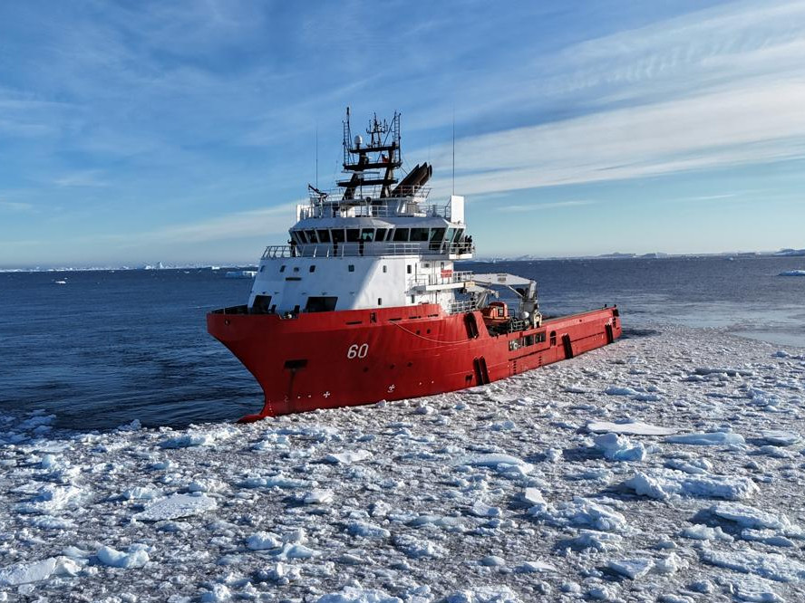 ATF 60 Lientur en la Antártica Firma Armada de Chile