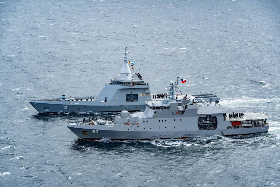 Los patrulleros oceánicos OPV 83 Marinero Fuentealba y ARA Bouchard P 51 en el Canal Beagle Firma Ministerio de Relaciones Exteriores de Chile