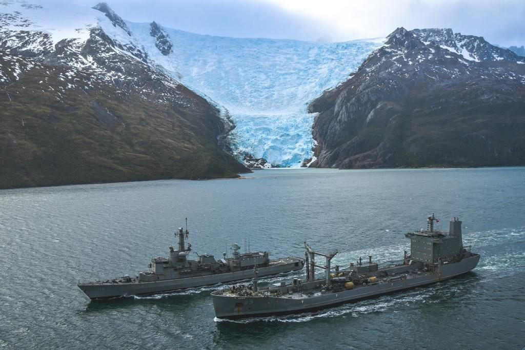 El petrolero AO 53 Araucano navegando junto a la fragata FF 18 Almirante Rveros frente al ventisquero Italia en el canal Beagle Firma Armada de Chile