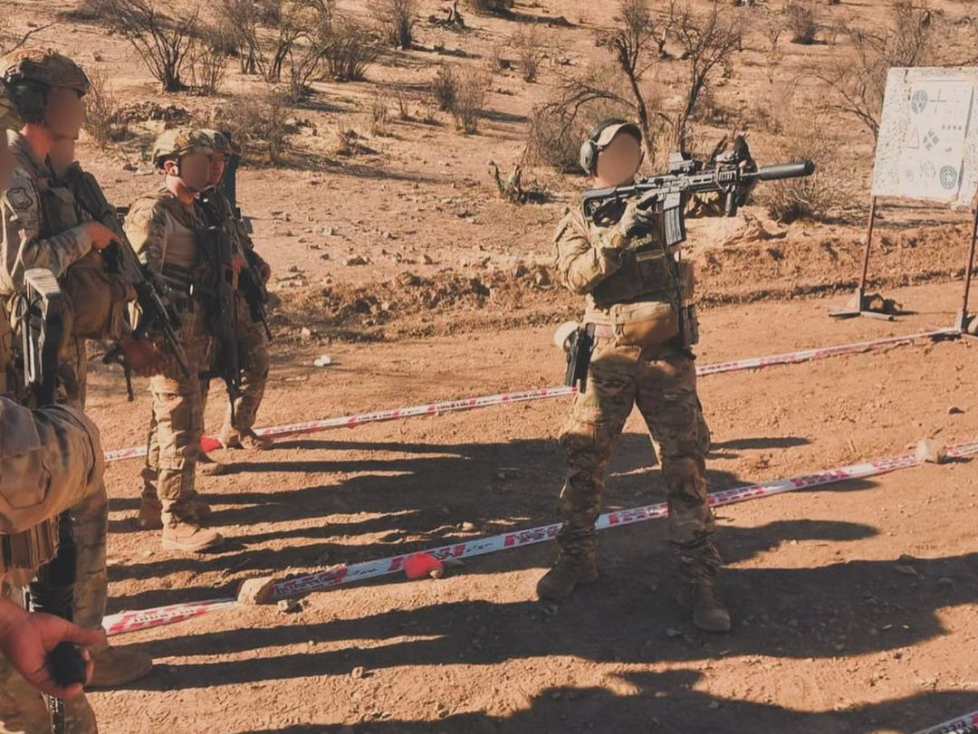 Un operador de la Agrem presenta su fusil de asalto IWI Arad a efectivos del Royal Gurkha Rifles Firma Cazador Andino Chile