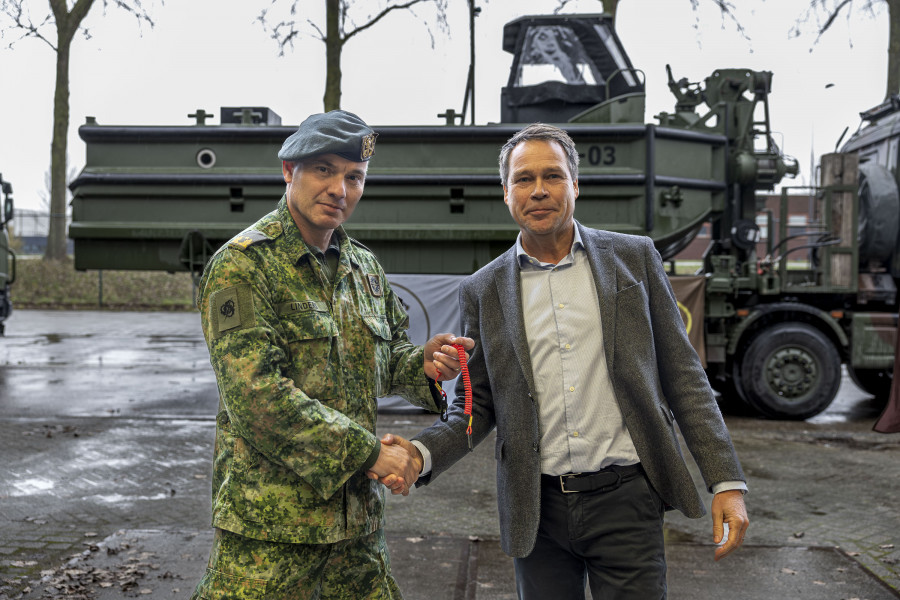 El general Stefan Linders, director de Proyectos del Commit con el director de Desarrollo de Negocio de GDELS – Bridge Systems, Vincent Macrander. Foto. Wouter Kingma   Ministerio de Defensa de Paí