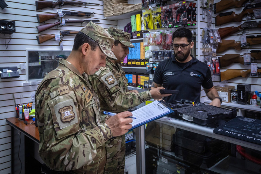 Fiscalización de armas en un local de Santiago Firma Ministerio de Defensa Nacional de Chile