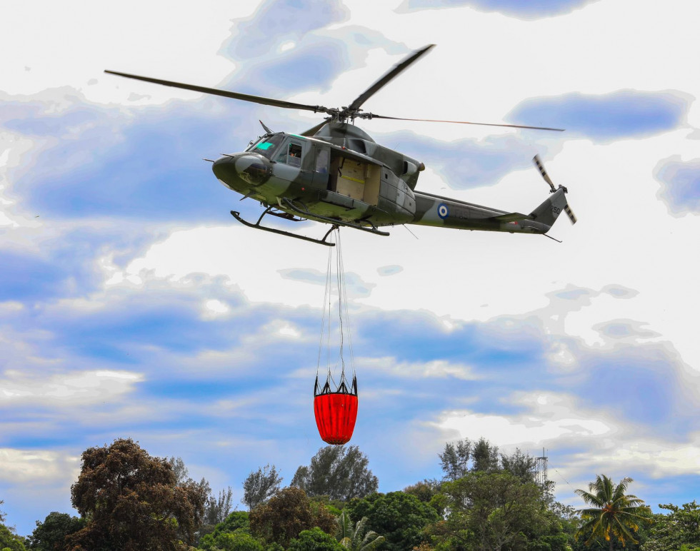 Sistema Bambi Bucket en Bell 412 de la Fuerza Aérea Salvadoreña