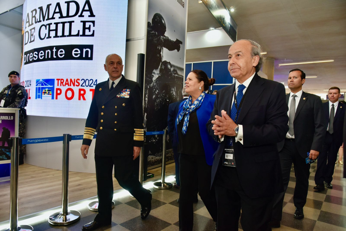 El almirante Juan Andru00e9s De la Maza la ministra Maya Fernu00e1ndez y el gerente Rodrigo Lobo recorren los stand de Exponaval 2024 Firma Armada de Chile