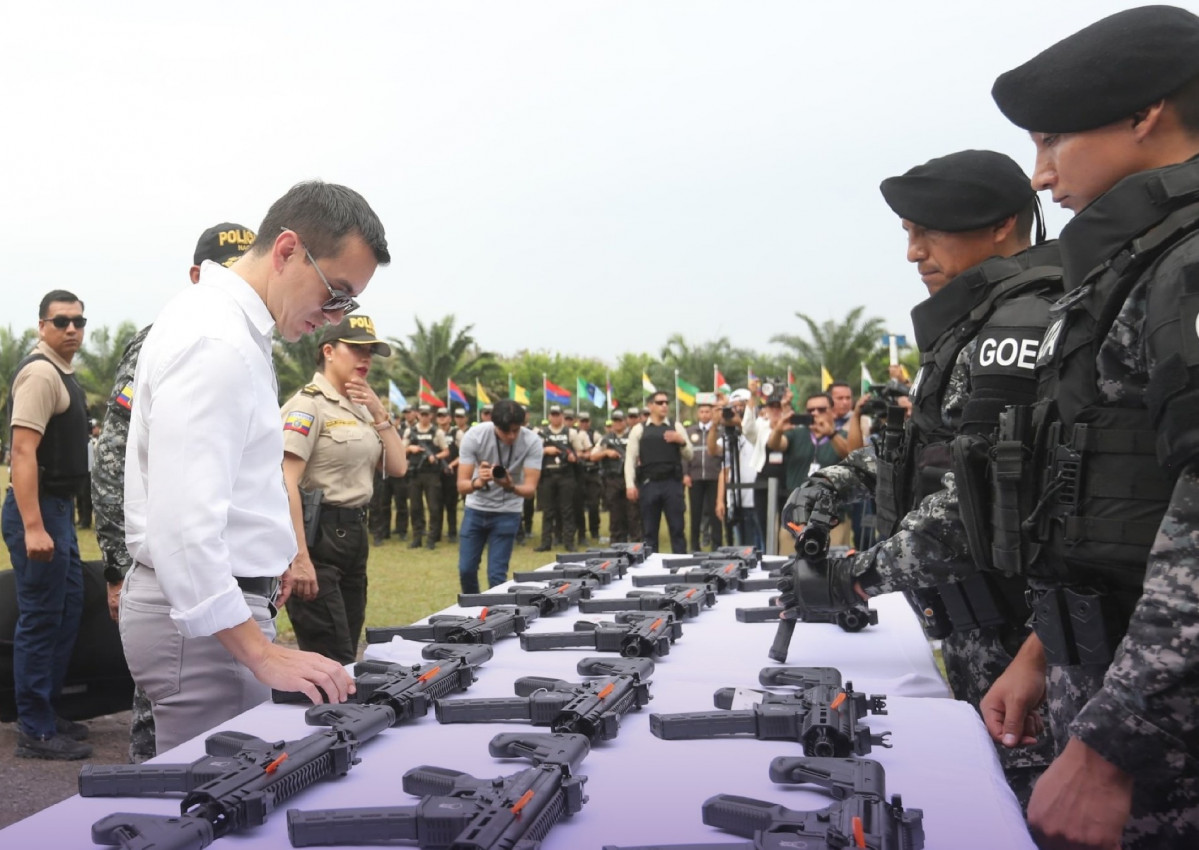 Novoa entregando armas. Foto presidencia del ecuador