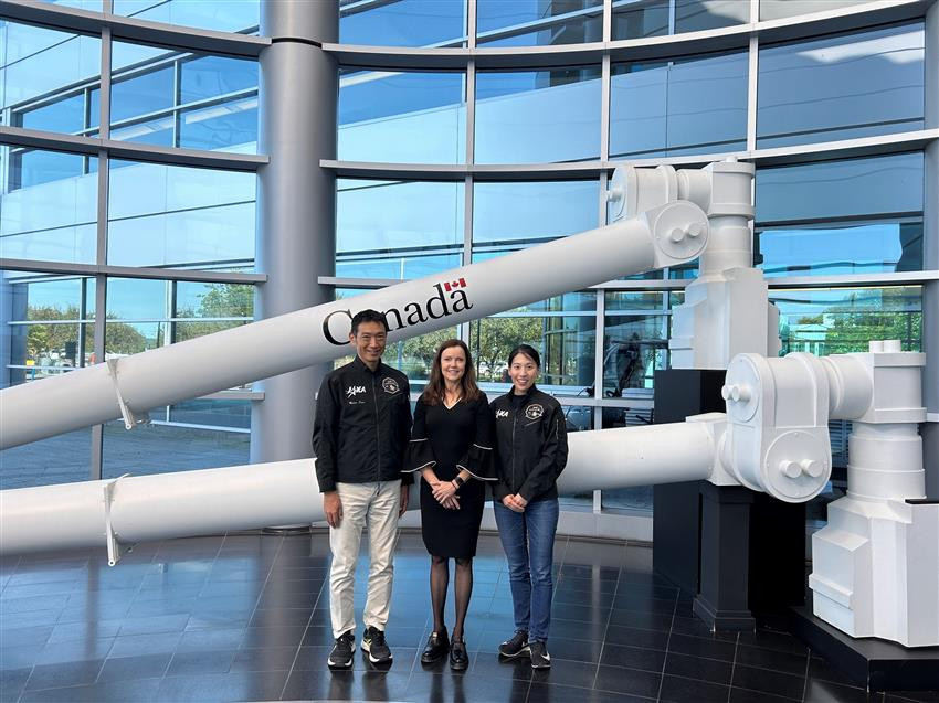 Dos nuevos astronautas japoneses concluyen su entrenamiento robótico en Canadá