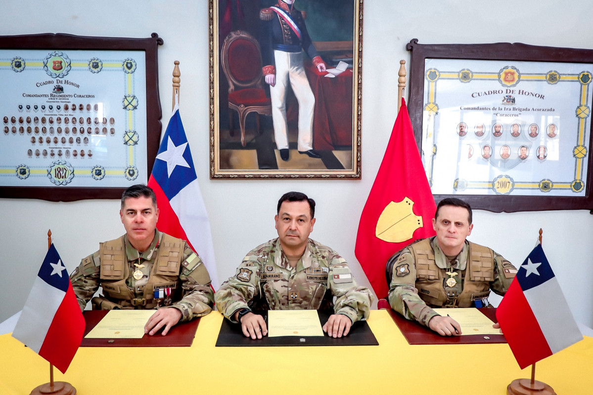 General de brigada Eduardo Valdivia y general de brigada José Manuel Soto durante la firma del cambio de mando. Foto 1ª Brigada Acorazada Coraceros del Ejército de Chile