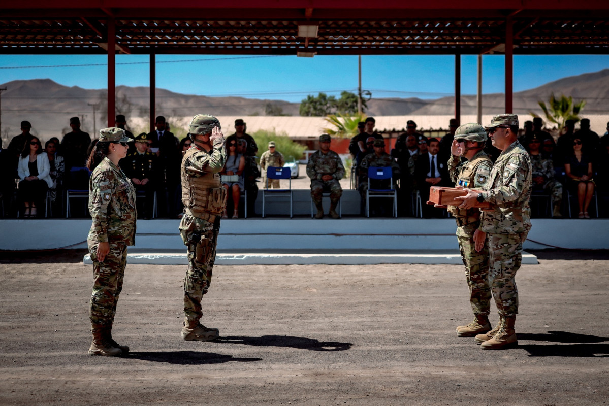 Entrega del gallardete de mando que acompañó al general Valdivia durante su tiempo al frente de la unidad. Foto 1ª Brigada Acorazada Coraceros del Ejército de Chile