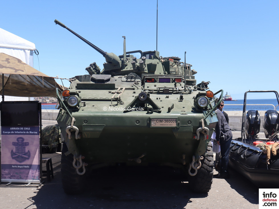 Carro LAV III del Cuerpo de Infantería de Marina de la Armada de Chile en Exponaval 2024 Firma Nicolás García