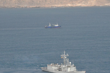 Fragata Santa María monitoreando una embarcación China en Somalia