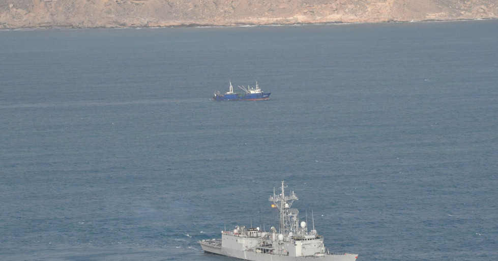 Fragata Santa María monitoreando una embarcación China en Somalia