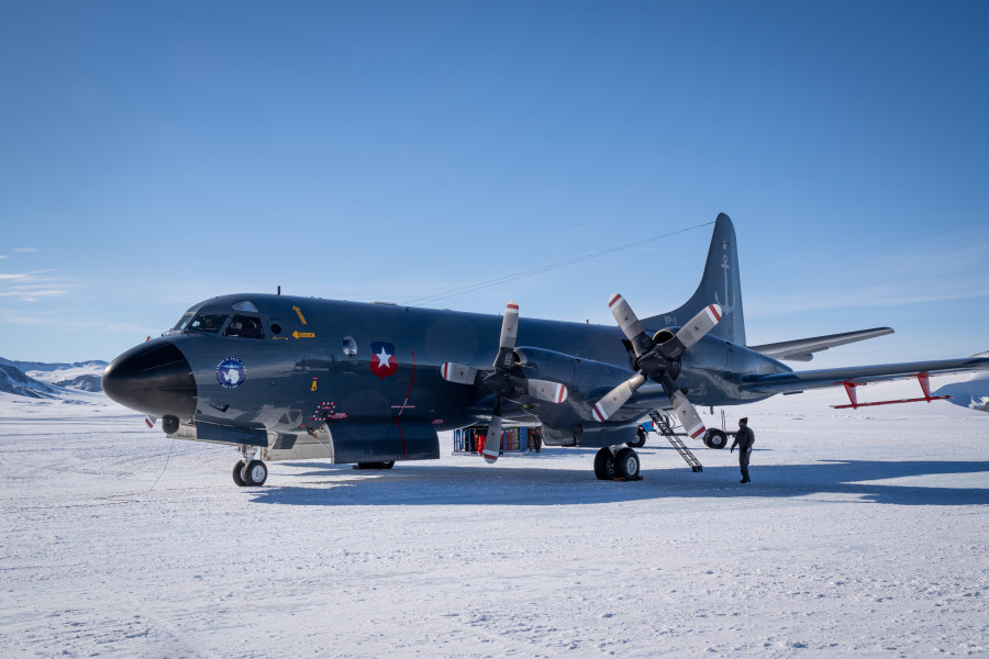 Avión Lockheed Martin P 3ACh Orion en la Estación Polar Científica Conjunta Glaciar Unión Firma Armada de Chile