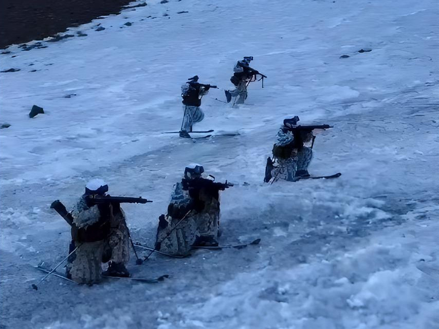 Alumnos en uno de los períodos formativos del Curso de Montaña 2024 Firma Escuela de Montaña del Ejército de Chile