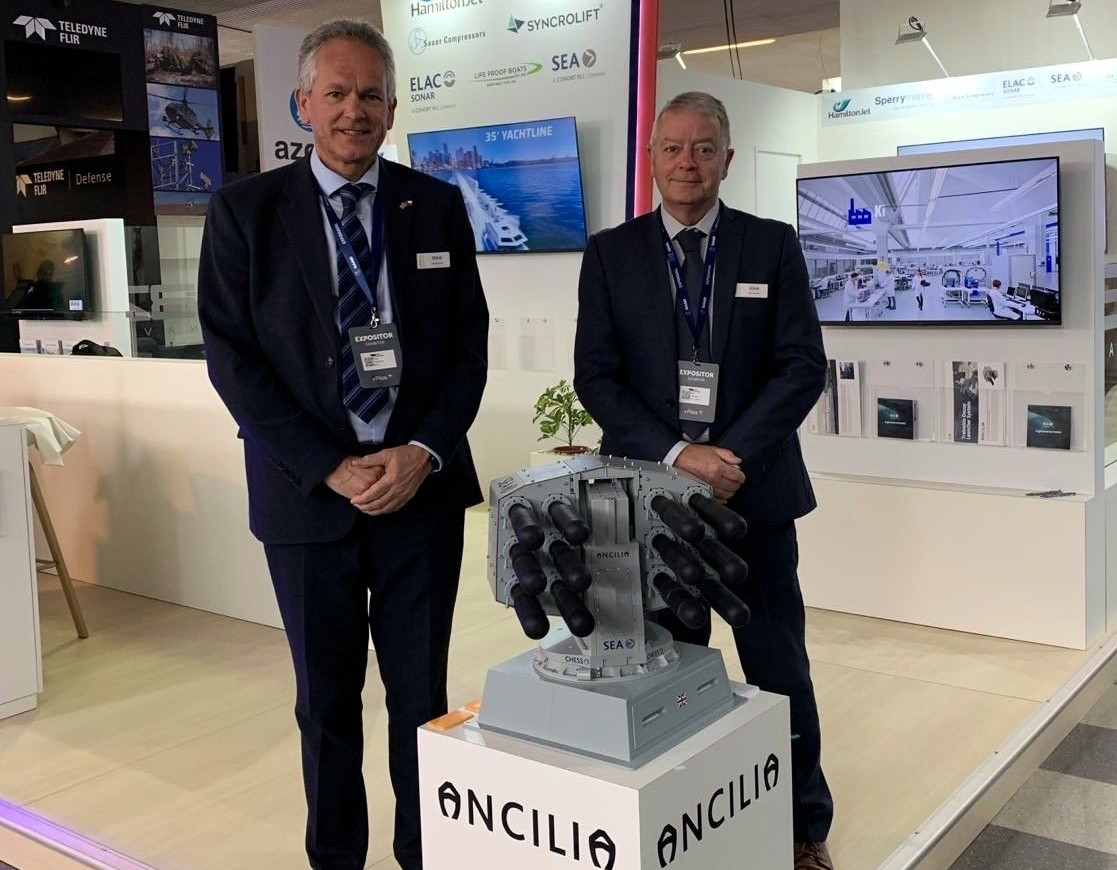 Ejecutivos de la empresa britu00e1nica con una maqueta del sistema lanzador de seu00f1uelos Ancilia en Exponaval 2024 Firma SEA