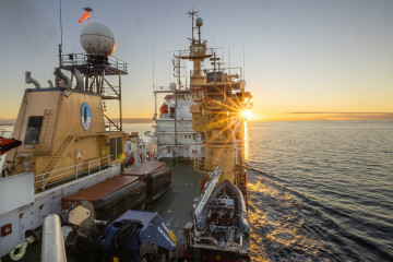 El rompehielos de la Royal Navy navegando por los canales australes de Chile Firma HMS Protector